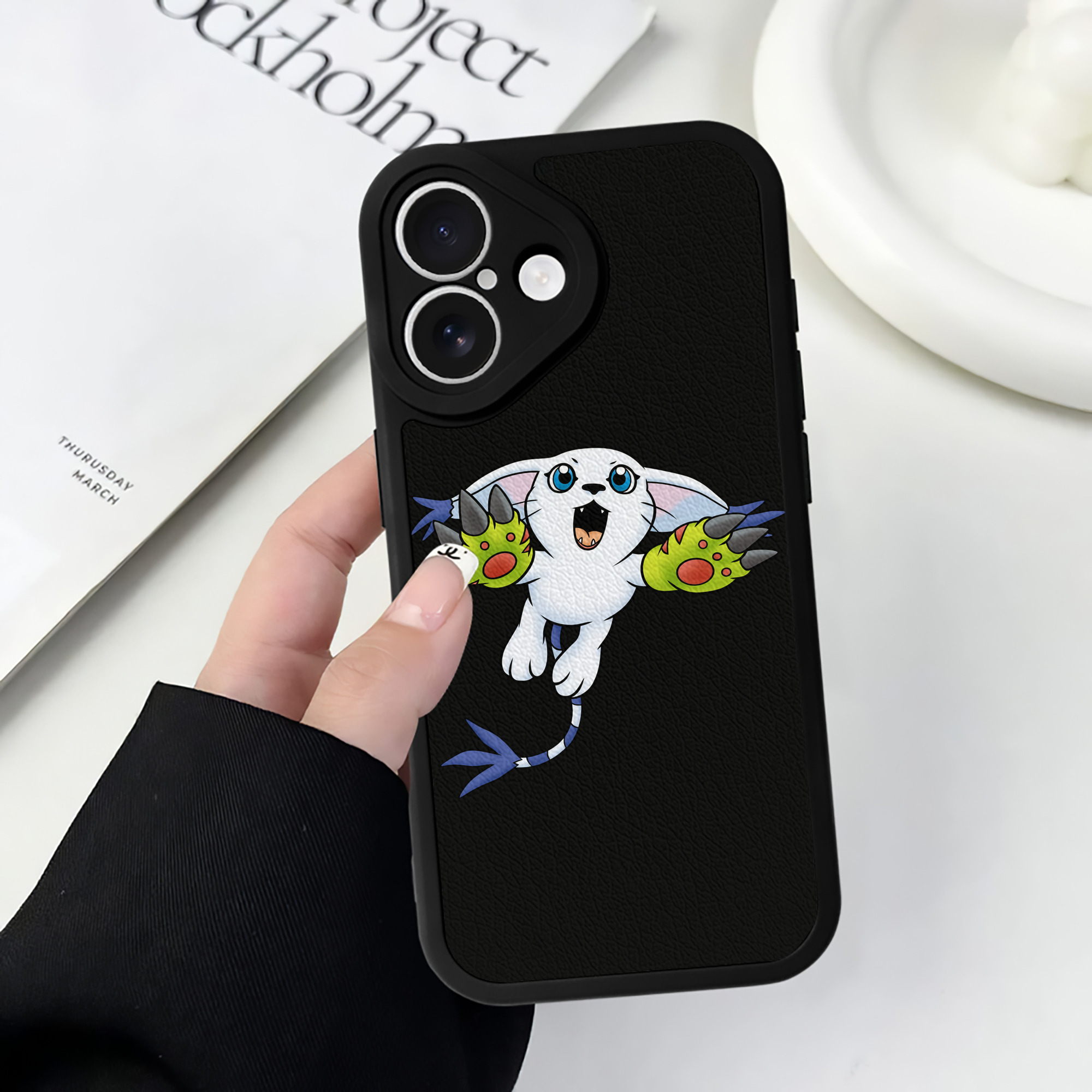 （画像用） Digimon デジタルモンスター/デジモン 【iPhone 16シリーズ対応】シリコンスマホケース（レザー調） 材質：シリコン
